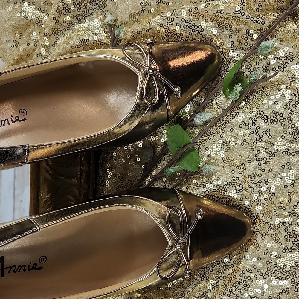 NWOT, Annie, Tri-color gold shoes size 7M - Picture 10 of 11